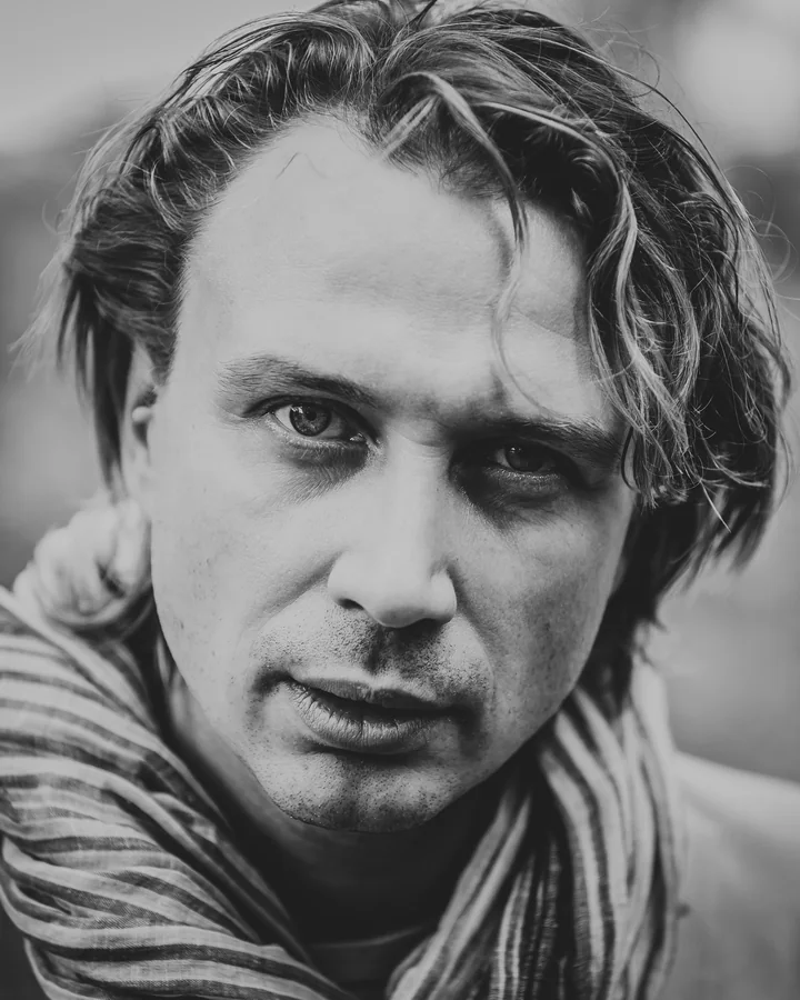 Михаил Воинов, гитарист состава 2000-х (Radiotrance). Не Губин и не Поляков. Описание файла на Commons перечисляет Radiotrance среди групп.