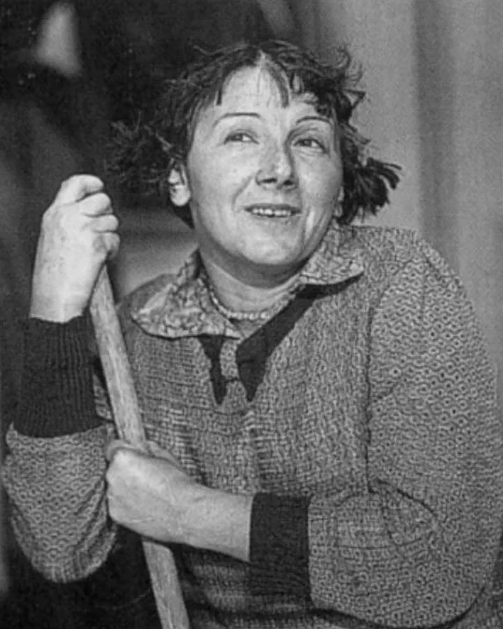 Рина Зелёная в роли домработницы Ариши, кадр из фильма «Подкидыш» (1939). Подпись файла и карточка Википедии.