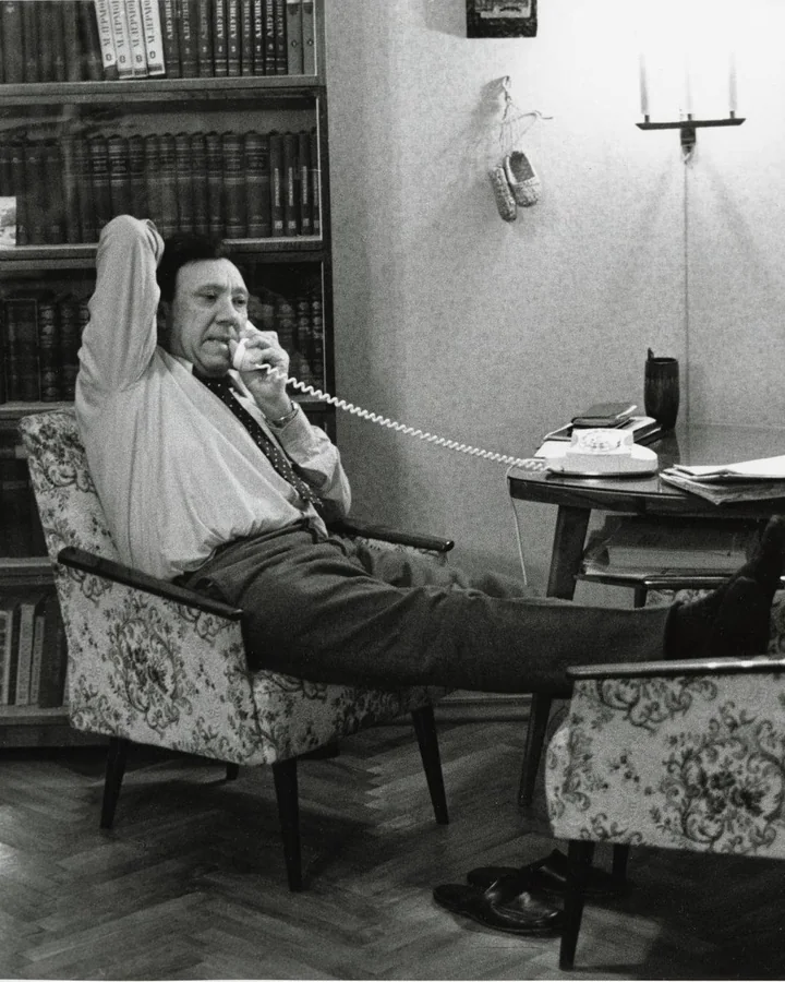 Юрий Никулин во время разговора по телефону, 1971. Описание файла на Викискладе.